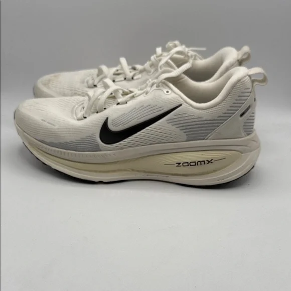 Nike Vomero 18 ZoomX women’s 10 White and Black Sneakers S10 - Picture 3 of 6